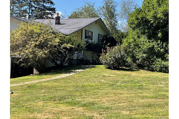 View of grassy yard