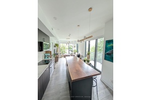 Beautiful 2 bed 2 bath condo with parking available for rent in the luxury boutique Bianca condo in the Annex.