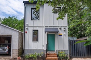 Premium 2 Bdrm, 2 Bath Newly Built in 2023 Detached Laneway Home In The Heart Of Leslieville !