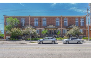 Stylish One Bedroom with Patio in the Heart of Downtown !