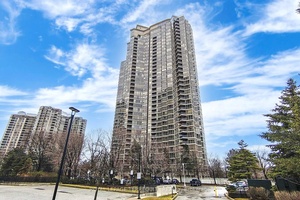 WOW ! Welcome to luxury living Beautiful 1025 square feet large one bedroom condo in prestigious Park Mansion in heart of Mississauga.