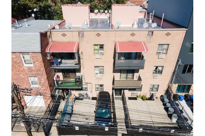 View of apartment building / complex