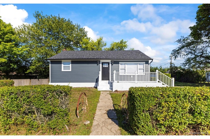 1 Atna Dr, Amityville