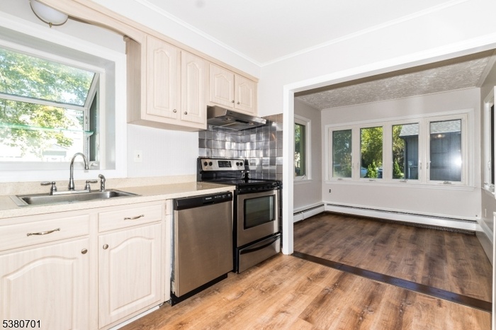 Kitchen/Sun Room