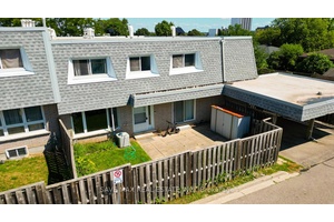 Beautifully Maintained and Spacious 3 1 Bedroom Condo Townhouse in Laurentian Hills !