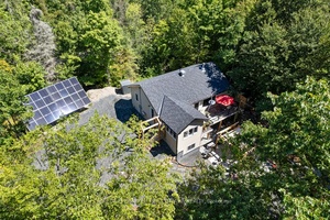 Off Grid Living at Its Finest !