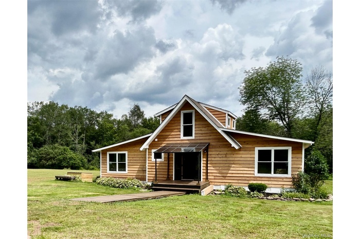 View of front of house featuring a front yard