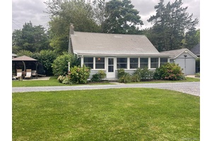 Jamesport Dreamy Seaside artist cottage by the bay.