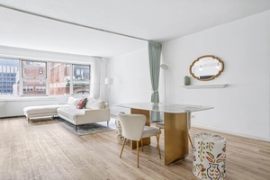 SPACIOUS amp ; BRIGHT CONVERTIBLE 2BR IN PRIME MIDTOWN EAST LOCATION !