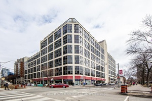 Fantastic Opportunity to Live In Toronto's Iconic St Lawrence Market in this Nicely Updated 1 Bedroom Den at 'Yorktown on the Park'.