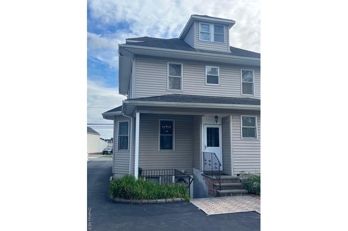 View of american foursquare style home