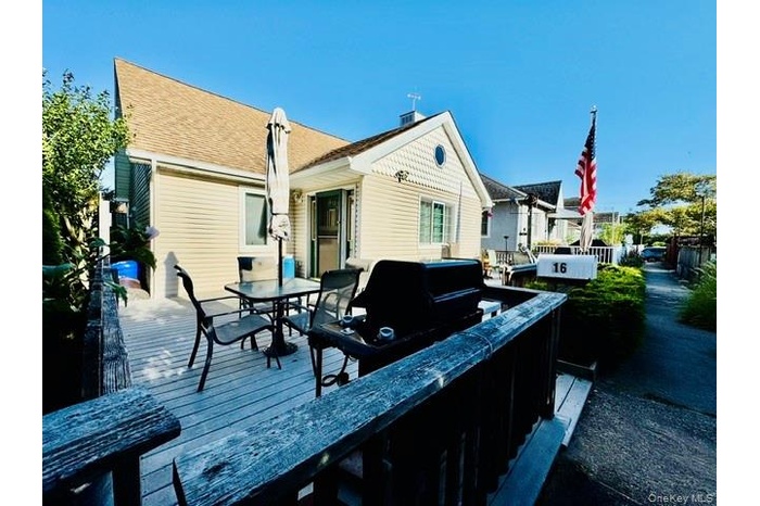 Mid-Walk house with a deck and outdoor dining space