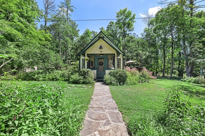 View of front facade featuring a front yard and a porch