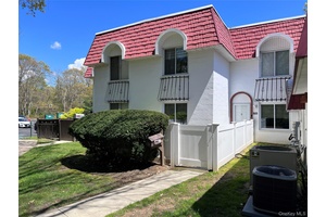 Beautiful corner unit Eaton in sought after Blue Ridge Development in Medford.