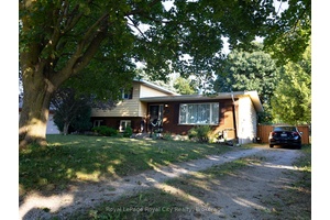 Welcome home ! You're sure to appreciate all that this 3 bedroom sidesplit has to offer !