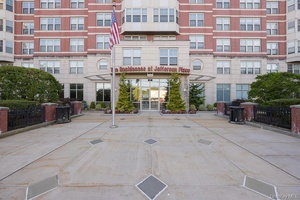 Welcome to this sun drenched, luxury 1 bedroom end unit in the heart of White Plains !