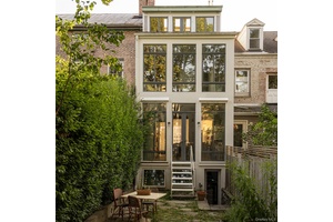 A charming and playful Federal style c1830 townhouse on sought after Union Street, just a block from Hudson's main drag and the Amtrak station and just a 2h ride to ...