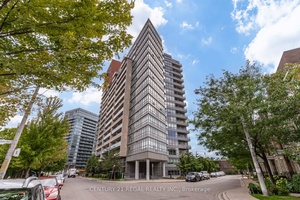 Live a trendy lifestyle in vibrant King West !