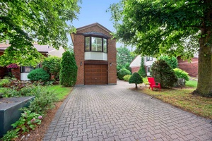 Welcome to Green Briar A Beautiful Bungalow Retreat Backing Onto the Golf Course !
