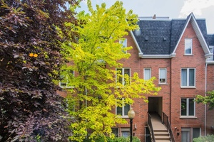 Incredible opportunity at this price, for a two storey plus rooftop townhome with a private entrance, steps to King West and Liberty Village.