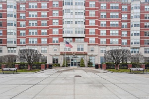 Top floor gem in the heart of downtown White Plains !