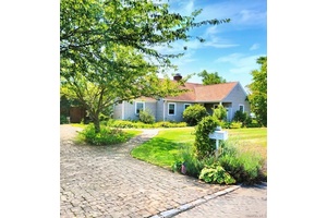 Experience refined living in this beautiful cape cod home located in Lindenhurst.