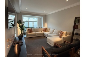 Executive Townhouse in Bronte Creek Spacious 3 Bed, 3 Bath Located in one of Oakvilles most desirable neighborhoods, this beautifully maintained executive townhouse in Bronte Creek offers a perfect blend ...