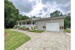 Welcome to this charming 3 1 bedroom stone bungalow tucked away at the end of a quiet street on the desirable west side of Owen Sound.