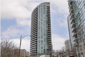 Absolutely Gorgeous Open Concept 1 Bed plus den, 1 Bath Fully Renovated With Modern Finishing, Located In The Heart Of Mississauga, 9Ft Ceilings With New Laminate Flooring Upgraded Elect Fixtures, ...