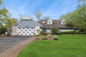 Light filled Hewlett Harbor entertainer s dream on a private, nearly half acre corner lot.