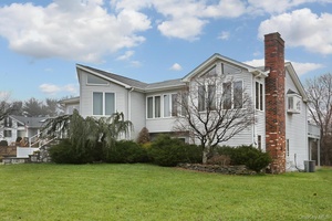 Dramatic 2800 square foot Contemporary Ranch !
