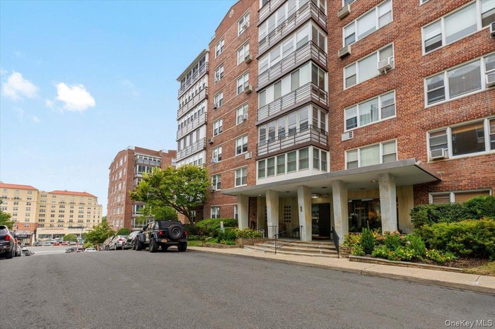 View of apartment building / complex