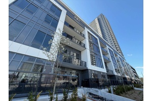 Beautiful 1 bedroom plus den in sought after neighbourhood !
