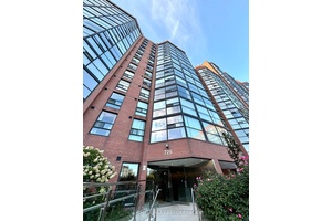 Welcome to 725 King St W !