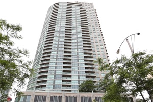 Available ASAP ! Large 1 den 2 Bathroom available at 18 Yonge.