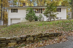 Charming Ranch with Modern Touches in Kent !