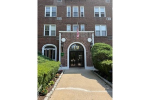 Renovated 1 Bedroom Condo in Tudor Gardens Bright corner unit with high ceilings and hardwood floors.