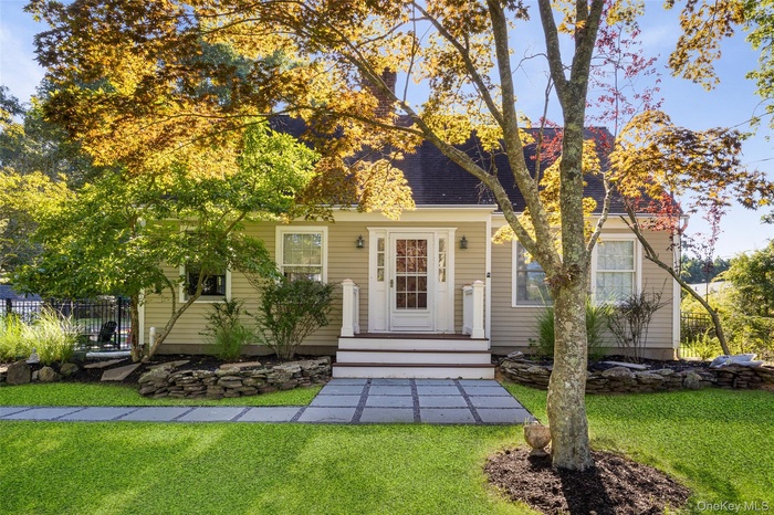 View of front of home and front yard