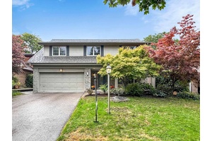 5 Br Home On Child Friendly Cres In The Denlow School District.