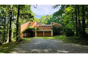 Bring your kayak ! This 4 bedroom, 3.