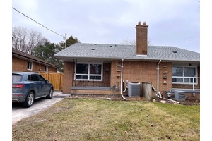 3 Bedrooms Backsplit, Bright.