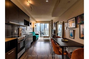 Fabrik Residences Rarely available Split 2 Bed 2 Bath with Unobstructed Southern View in the Heart of Downtown !