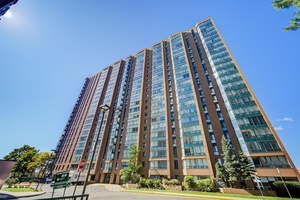 Stunning 1 Bedroom Den Solarium in Prime Location !