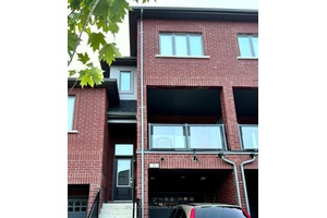 Live in Style in This Bright, Immaculate Downtown Brampton Townhouse Step into a lifestyle of comfort and sophistication in this beautifully designed, sun filled townhouse nestled conveniently in downtown Brampton.