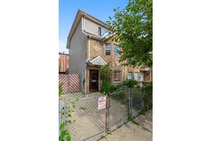 Welcome to this beautifully maintained, modern living and move in ready 30 years old triplex situated in the heart of Kew Gardens, the easiest access to major highways, subway, buses, ...