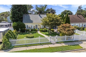 Home Sweet Home ! Welcome to 34 Curve Lane !