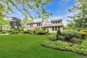Luxury 6 Bedroom Home in the Round Swamp Rd area of Melville.