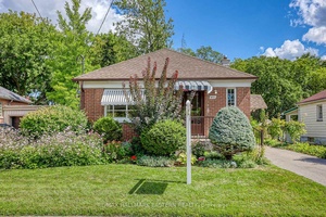 Welcome to the charming 875 Grierson St !