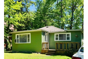 This charming four season cottage in Wasaga Beach is your perfect getaway, just a 5 minute walk to the beautiful beach and a 30 minute drive to Blue Mountain.