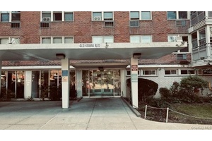 Flushing Downtown Sunlit Corner 2Br 2Bth with balcony amp ; All Utilities, !